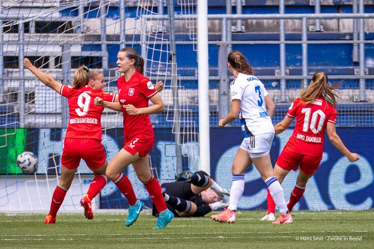 In beeld: PEC Zwolle Vrouwen knokt, maar koploper FC Twente te sterk