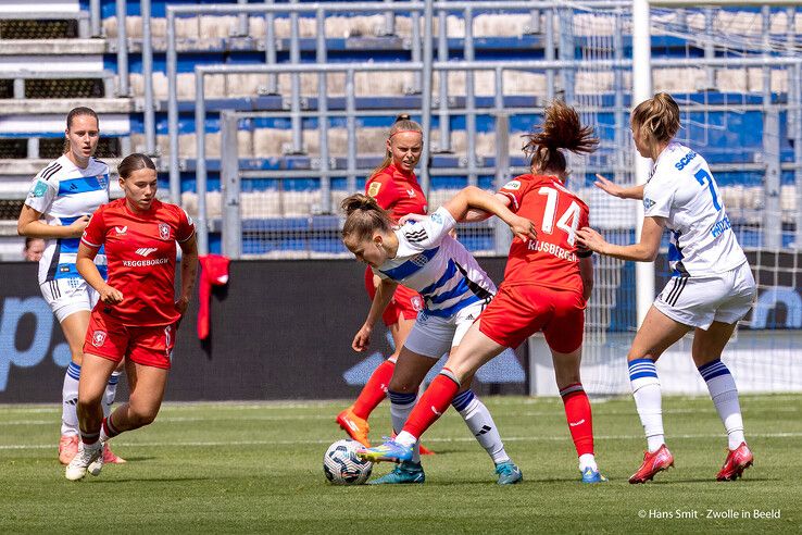 In beeld: PEC Zwolle Vrouwen knokt, maar koploper FC Twente te sterk