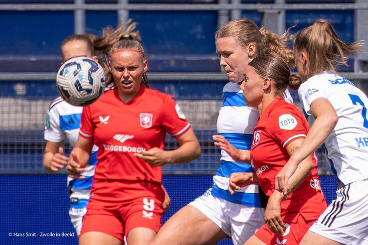 In beeld: PEC Zwolle Vrouwen knokt, maar koploper FC Twente te sterk