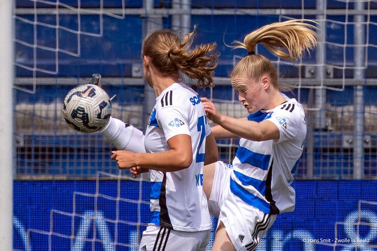 In beeld: PEC Zwolle Vrouwen knokt, maar koploper FC Twente te sterk