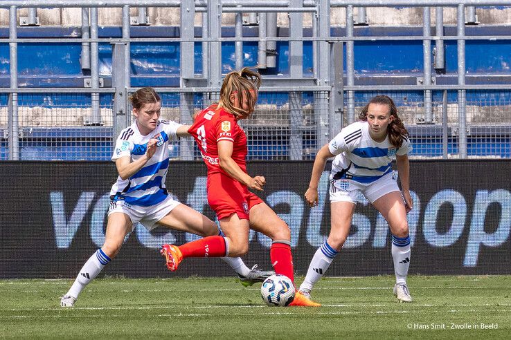 In beeld: PEC Zwolle Vrouwen knokt, maar koploper FC Twente te sterk