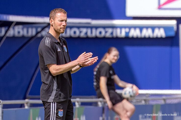In beeld: PEC Zwolle Vrouwen knokt, maar koploper FC Twente te sterk
