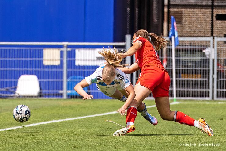 In beeld: PEC Zwolle Vrouwen knokt, maar koploper FC Twente te sterk