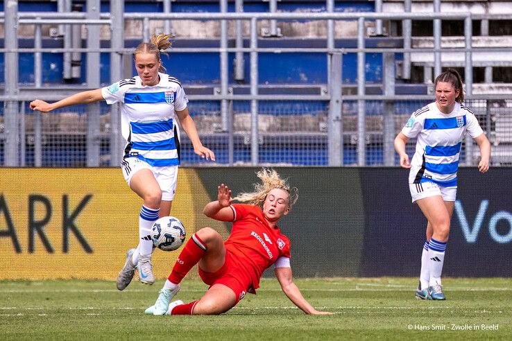 In beeld: PEC Zwolle Vrouwen knokt, maar koploper FC Twente te sterk