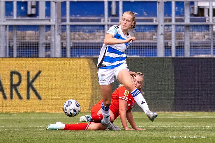 In beeld: PEC Zwolle Vrouwen knokt, maar koploper FC Twente te sterk
