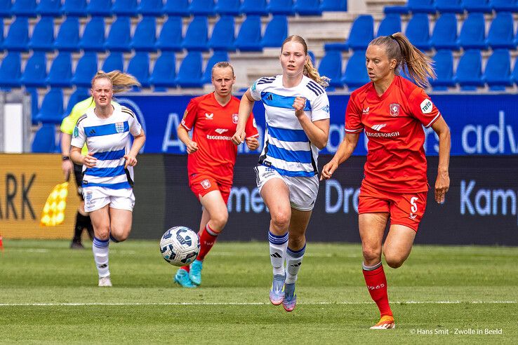 In beeld: PEC Zwolle Vrouwen knokt, maar koploper FC Twente te sterk