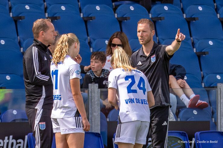 In beeld: PEC Zwolle Vrouwen knokt, maar koploper FC Twente te sterk