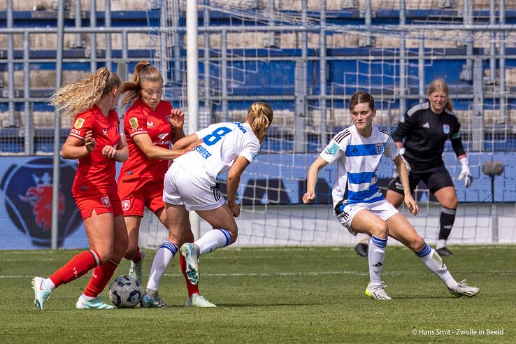 In beeld: PEC Zwolle Vrouwen knokt, maar koploper FC Twente te sterk