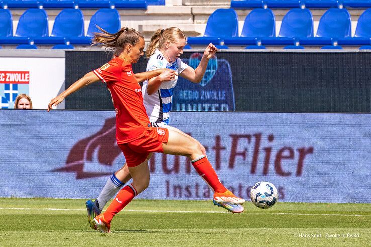 In beeld: PEC Zwolle Vrouwen knokt, maar koploper FC Twente te sterk