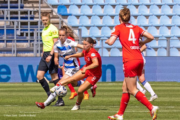 In beeld: PEC Zwolle Vrouwen knokt, maar koploper FC Twente te sterk