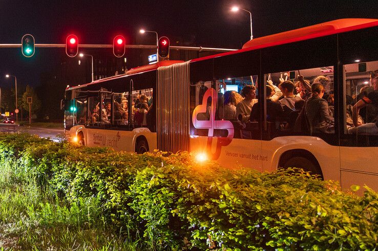 Archieffoto. Een volle pendelbus vanaf Dance4Liberation onderweg naar het station in Zwolle.