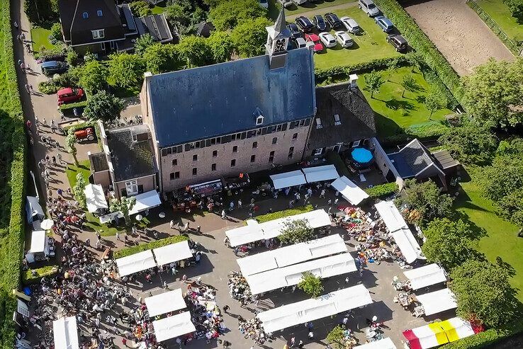 Bezoekers snuffelen op de rommelmarkt in Windesheim.