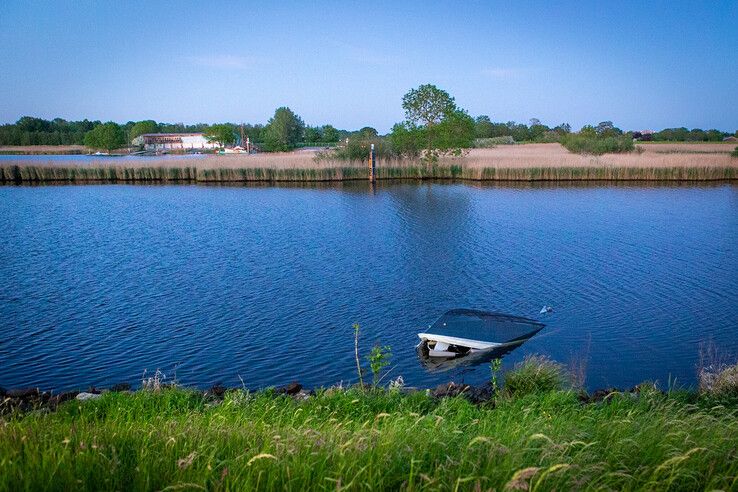 De omgeslagen boot op het Zwarte Water.