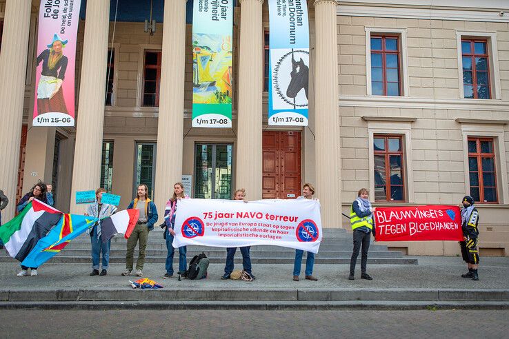 Jongeren demonstreren vreedzaam bij NAVO-tour in Zwolle
