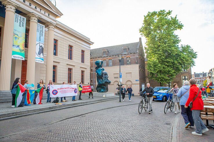 Jongeren demonstreren vreedzaam bij NAVO-tour in Zwolle