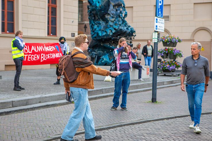 De actievoerders deelden folders uit aan de bezoekers van de NAVO-tour.