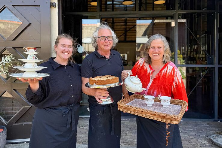 Van links af Judi, Robert en Alma van den Berg bij het theehuis.