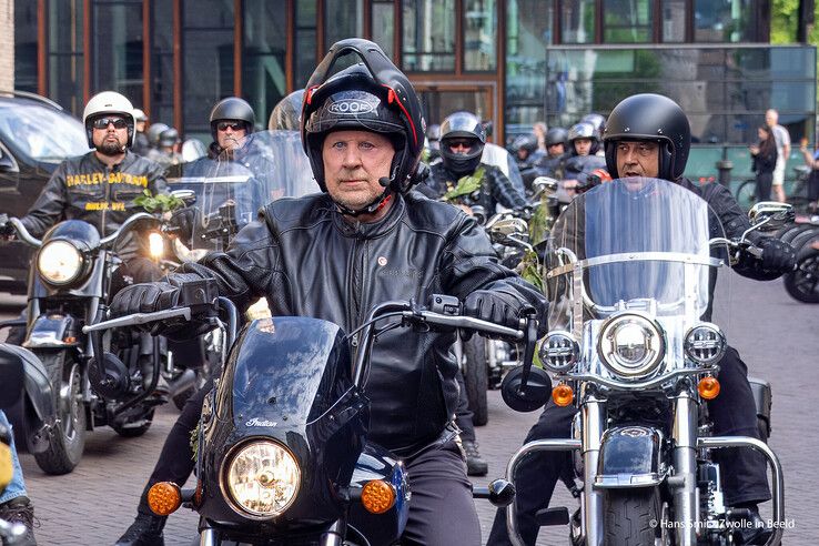 In beeld: Topchef Jonnie Boer maakt laatste reis door Zwolle en Giethoorn