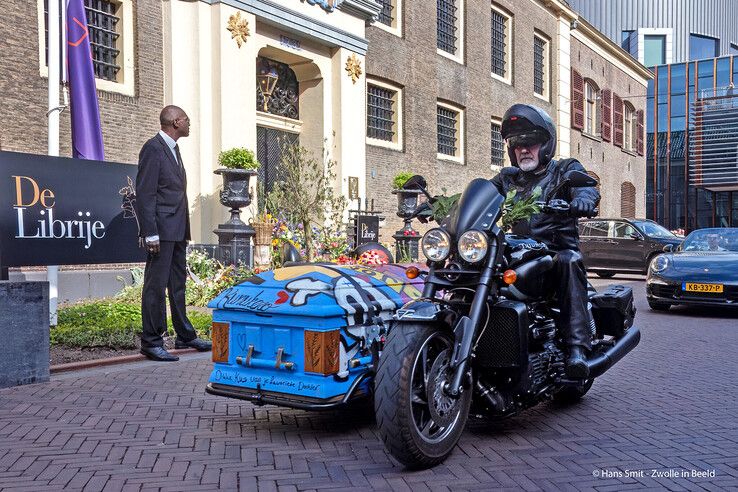 In beeld: Topchef Jonnie Boer maakt laatste reis door Zwolle en Giethoorn