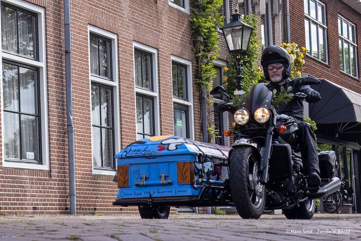 In beeld: Topchef Jonnie Boer maakt laatste reis door Zwolle en Giethoorn
