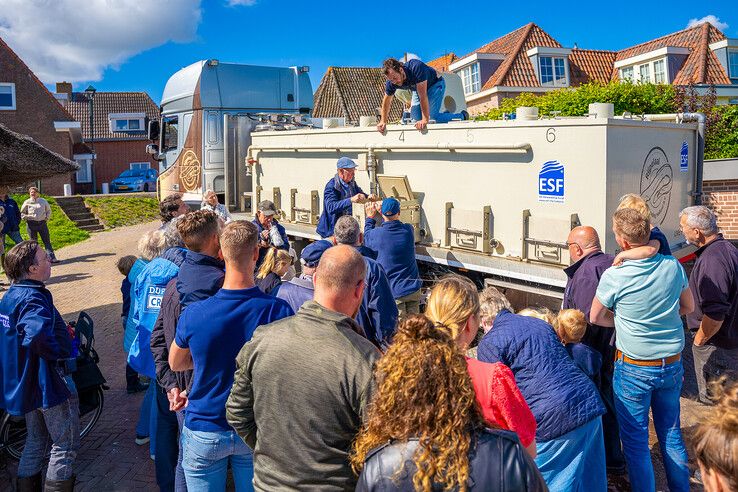 In beeld (video): Rijdend aquarium brengt 56.000 jonge palingen naar IJsseldelta