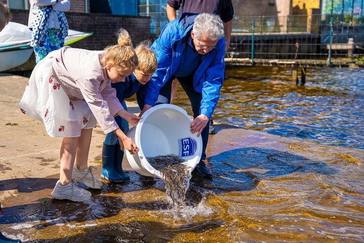 In beeld (video): Rijdend aquarium brengt 56.000 jonge palingen naar IJsseldelta