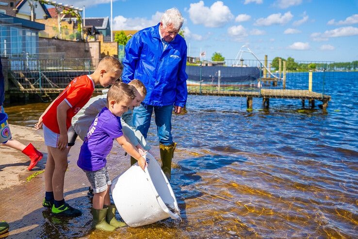 In beeld (video): Rijdend aquarium brengt 56.000 jonge palingen naar IJsseldelta