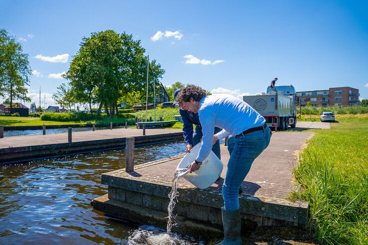 In beeld (video): Rijdend aquarium brengt 56.000 jonge palingen naar IJsseldelta