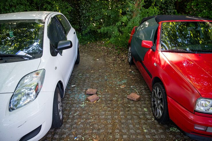 Twee van de vernielde auto's op de Nijverheidstraat.