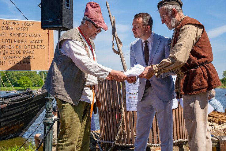 In beeld: Met Zwols bier vertrekt de Kamper Kogge naar Zweden