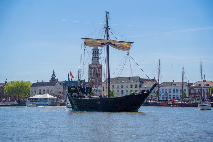 In beeld: Met Zwols bier vertrekt de Kamper Kogge naar Zweden