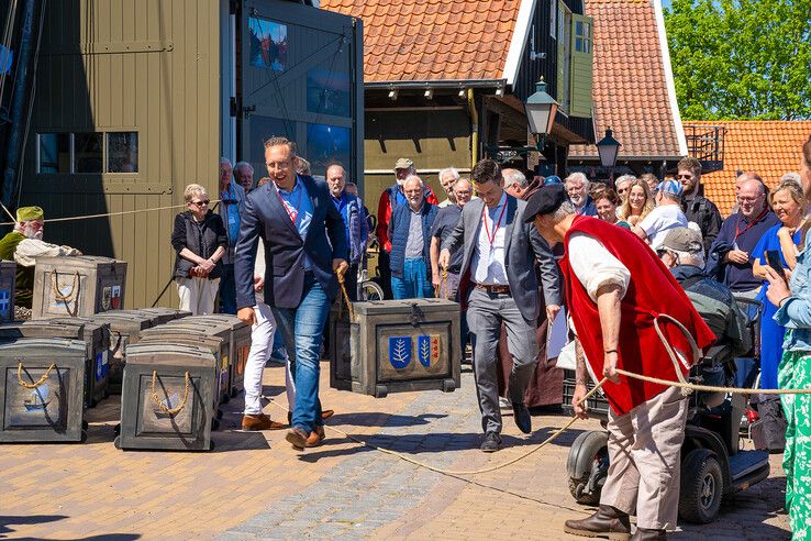 In beeld: Met Zwols bier vertrekt de Kamper Kogge naar Zweden