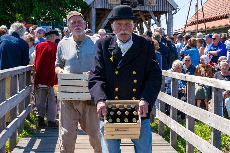 In beeld: Met Zwols bier vertrekt de Kamper Kogge naar Zweden
