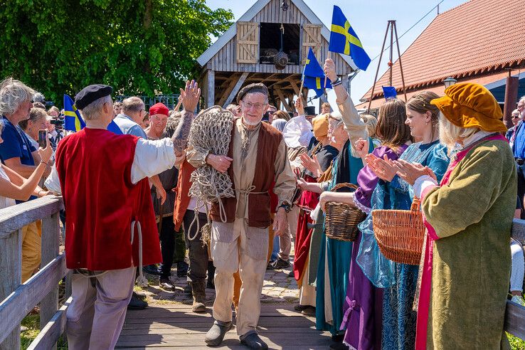 In beeld: Met Zwols bier vertrekt de Kamper Kogge naar Zweden