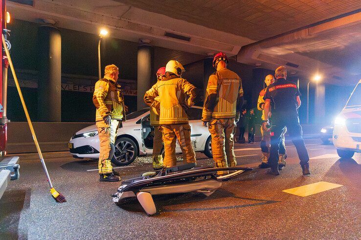De gewonde automobilist werd door de brandweer uit de auto bevrijd.