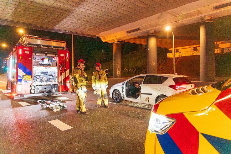 Auto’s botsen op Zwartewaterallee, brandweer bevrijdt gewonde bestuurder