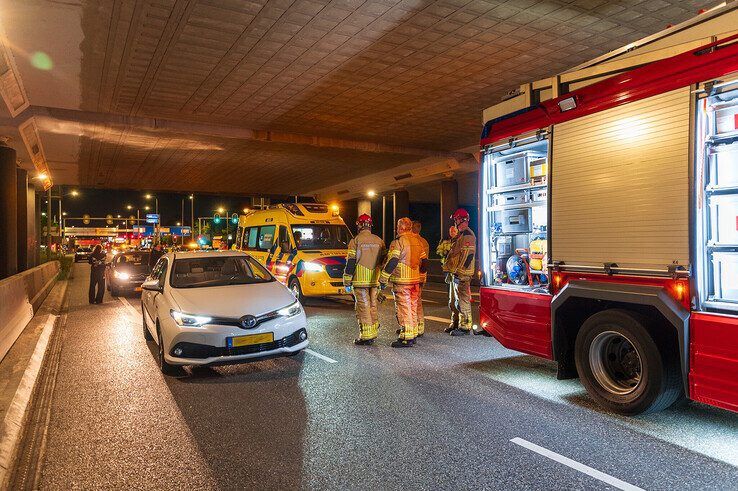Auto’s botsen op Zwartewaterallee, brandweer bevrijdt gewonde bestuurder
