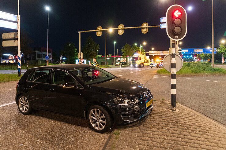 Auto’s botsen op Zwartewaterallee, brandweer bevrijdt gewonde bestuurder
