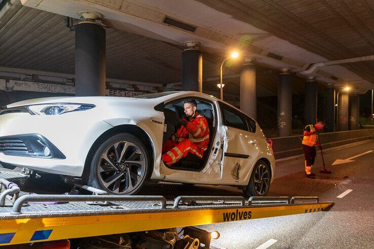 Auto’s botsen op Zwartewaterallee, brandweer bevrijdt gewonde bestuurder