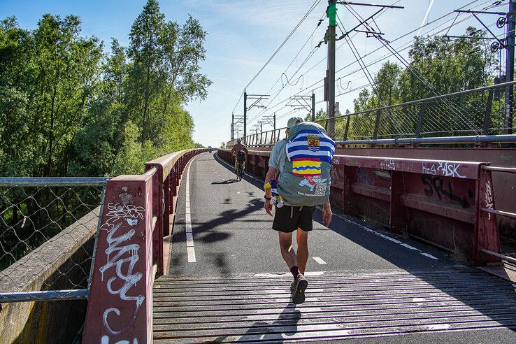 Voor zijn aan kanker overleden vrouw en broers: Frank Boerebach (65) bereikt Zwolle tijdens 3500 km lange wandeltocht