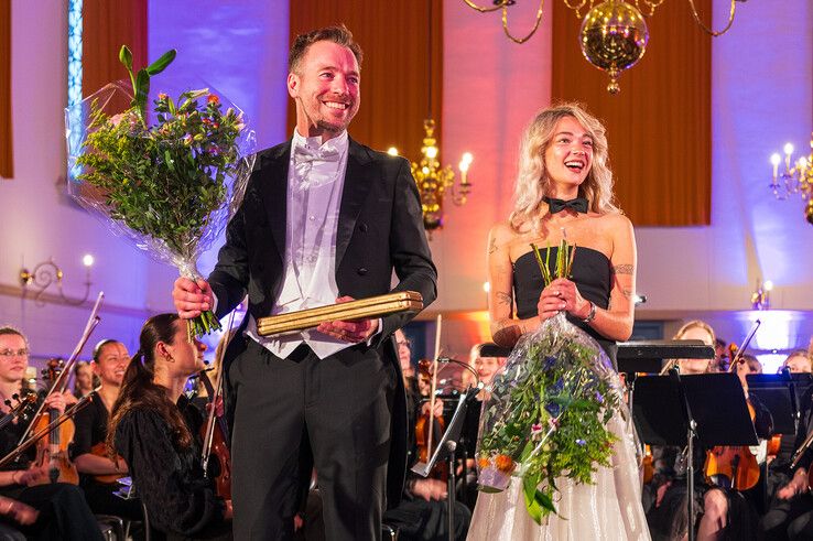 Rob Hadders neemt gouden baton in ontvangst na winst Zwolse Maestro.