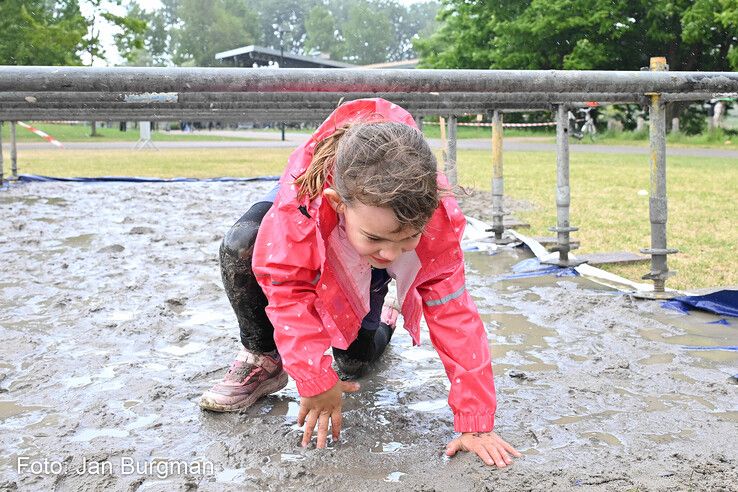 In beeld: Zwolse MudRun opnieuw modderig spektakel, maar buien blijven dit keer beperkt