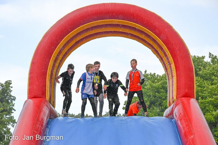 In beeld: Zwolse MudRun opnieuw modderig spektakel, maar buien blijven dit keer beperkt