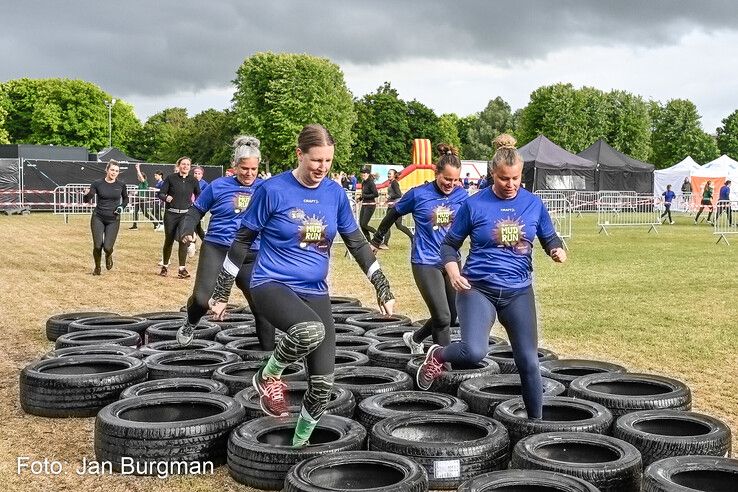 In beeld: Zwolse MudRun opnieuw modderig spektakel, maar buien blijven dit keer beperkt