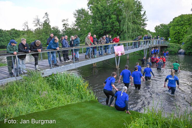 In beeld: Zwolse MudRun opnieuw modderig spektakel, maar buien blijven dit keer beperkt