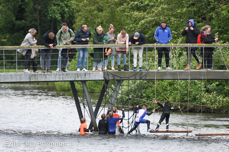 In beeld: Zwolse MudRun opnieuw modderig spektakel, maar buien blijven dit keer beperkt