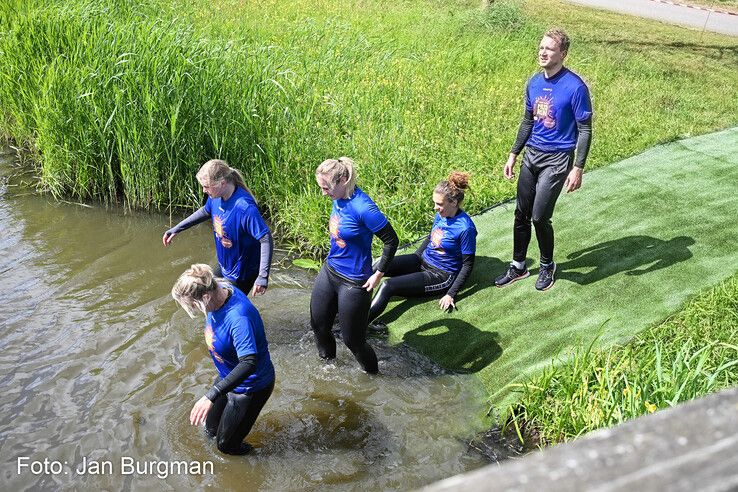 In beeld: Zwolse MudRun opnieuw modderig spektakel, maar buien blijven dit keer beperkt