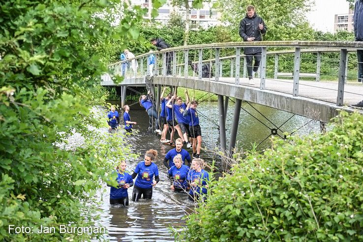 In beeld: Zwolse MudRun opnieuw modderig spektakel, maar buien blijven dit keer beperkt