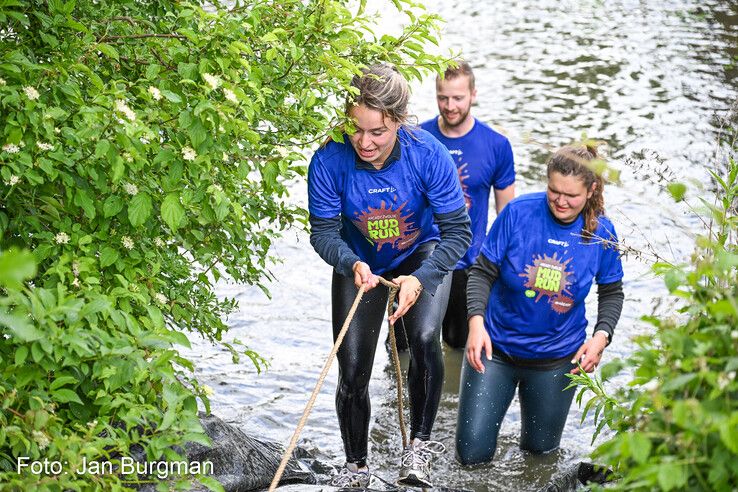 In beeld: Zwolse MudRun opnieuw modderig spektakel, maar buien blijven dit keer beperkt