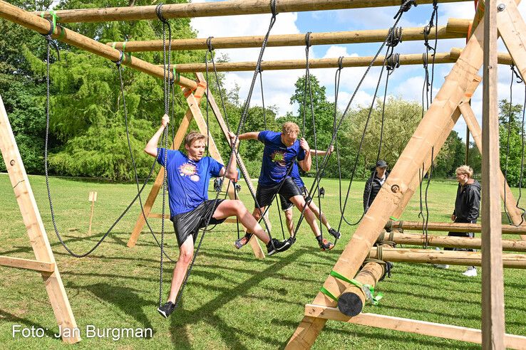 In beeld: Zwolse MudRun opnieuw modderig spektakel, maar buien blijven dit keer beperkt
